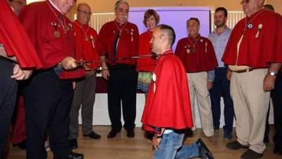 Iniesta recibió el homenaje 'Muy Ilustre y Noble Orden de la Cuchara de Palo'.