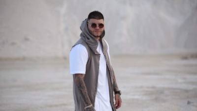 Farruko nació el 2 de mayo de 1991 en Bayamón, Puerto Rico, bajo el nombre de Carlos Efrén Reyes Rosado. Es padre de un varón que cumplirá cuatro años.