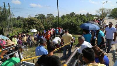 Autoridades de Medicina Forense llegaron para reconocer el cadáver del joven de 18 años.