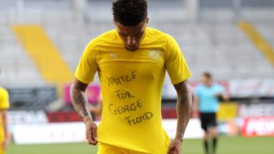 Jadon Sancho del Borussia Dortmund le rindió el homenaje el pasado domingo a George Floyd. Foto AFP.