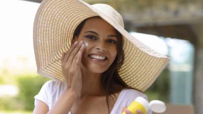 Cada cuatro horas debe reaplicarse el protector solar, si las temperatura está muy altas debe procurar cubrirse con camisa manga larga y usar sombrero.