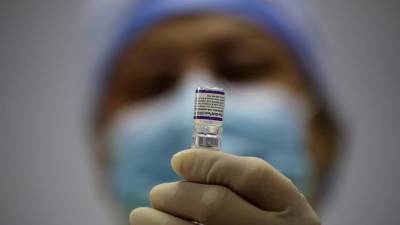 Una enfermera fue registrada este miércoles al preparar una vacuna anticovid del laboratorio Pfizer.