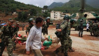 Los equipos de rescate buscaban ayer sobrevivientes del fuerte terremoto.