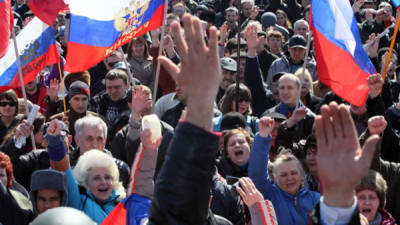 Habitantes de Simferopol y Sebastopol, en Crimea, celebraron ayer con fuegos artificiales y bailes su anexión oficial a Rusia. Foto AFP