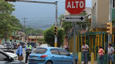 Los semáforos de la ciudad están defasados.