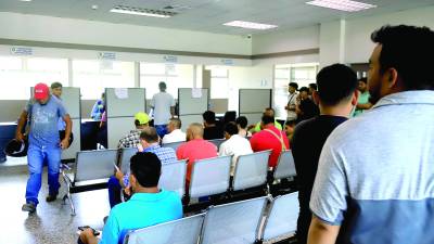 Conductores esperan para que les tomen los datos.