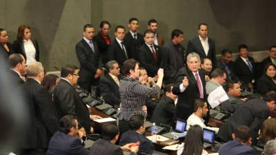 La discusión entre Antonio Rivera Calles y Esdras Amado López acaparó un momento la atención en el hemiciclo.