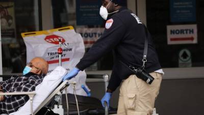 Los trabajadores médicos reciben pacientes en un área especial de ingesta de coronavirus en el Centro Médico Maimonides el 6 de abril de 2020 en el barrio Borough Park del distrito de Brooklyn. AFP