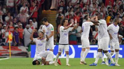El mediocampista de Al-Ain Caio (1st-L) celebra después de marcar un gol durante la semifinal del partido de fútbol de la Copa Mundial de Clubes de la FIFA 2018 entre el River Plate de Argentina y Al Ain de Abu Dhabi en el Estadio Hazza Bin Zayed en Abu Dhabi, la capital de los Emiratos Árabes Unidos