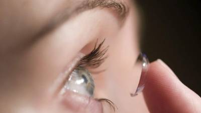 Lávese las manos con agua y jabón antes de tocar los lentes de contacto.