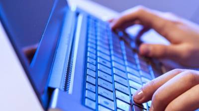 Según medios locales, los informes de cortes de servicio aumentaron entre la medianoche del lunes y la madrugada del martes.