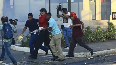 El expresidente de Honduras, Manuel Zelaya Rosales, fue gaseado ayer durante la violenta protesta en Tegucigalpa, capital de Honduras.