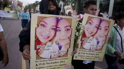 Las hermanas Sofía Trinidad y la modelo José María Alvarado fueron asesinadas en Honduras. Una pancarta muestra sus rostros en una protesta en Tegucigalpa. Foto archivo.