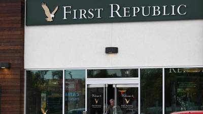 El banco First Republic busca evitar la quiebra tras la caída de sus acciones este jueves.