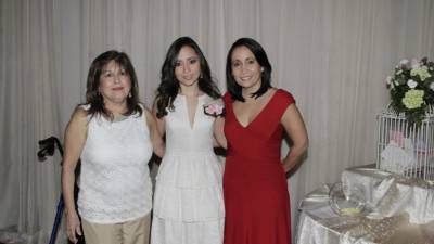 Grace Corado, la festejada Frances Vargas y Frances Bográn