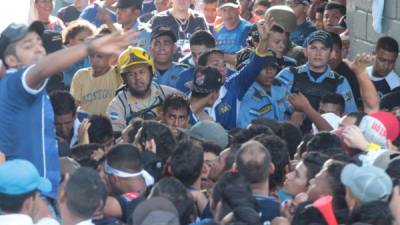 Los hinchas cuando intentaban ingresar en el estadio pese a las súplicas de los policías que les decían que estaba lleno.