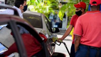 El Gobierno de Maduro comienza a cobrar por el combustible a los venezolanos tras escasez./AFP.