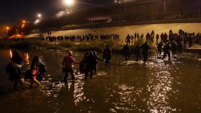 Miles de migrantes cruzaron hacia Estados Unidos este fin de semana, agudizando la crisis en la frontera sur.