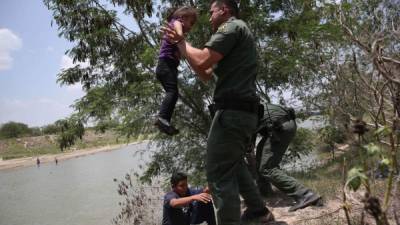 La crisis migratoria de esta primavera y verano, una de las peores de las últimas décadas en Estados Unidos, provocó el aumento de un 77 % en el número de menores que cruzaron solos la frontera con México en el año fiscal 2014.