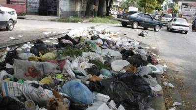 Los vecinos se quejan por el hedor y el mal aspecto en la transitada zona. Fotos: José Cantarero