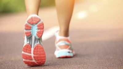 Camine a un paso acelerado para quemar glucosa o azúcar en la sangre. Y además, bajará de peso.