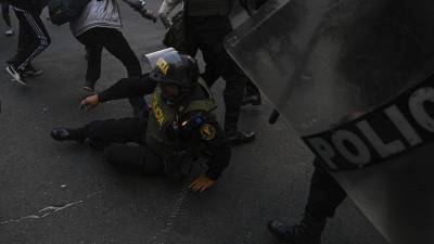 Manifestantes y policías se enfrentan en violentas protestas en Perú que exigen la salida de Boluarte.