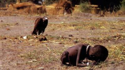 'El niño y el buitre'. El fotógrafo sudafricano Kevin Carter recibió un Pulitzer por esta imagen que refleja la hambruna en Sudán. Carter se suicidó 3 meses después de ganar el premio.