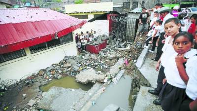 El centro básico Desarrollo Juvenil de la colonia Villa Cristina resultó con daños luego que cediera un muro. Afortunadamente ningún niño resultó herido.