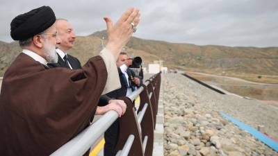 Raisí inauguró hoy una represa en compañía de su homólogo azerbaiyano, Ilham Aliyev, en la frontera entre ambos países, momentos antes de que su aeronave se accidentara.