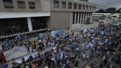 Cientos de manifestantes exigieron la renuncia de Giammatei y la fiscal general.//Twitter Prensa Libre.