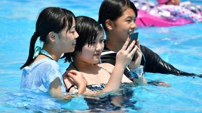 Los japoneses sufrieron hoy la jornada más calurosa desde que se tienen registros, al llegar los termómetros en una ciudad del centro del país hasta 41,1 grados centígrados, una marca histórica para este país.