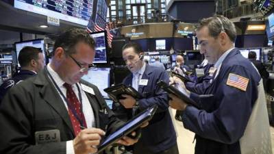 Corredores de bolsa trabajan en el piso de la New York Stock Exchange (NYSE).