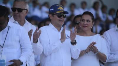 El presidente hondureño Juan Orlando junto a su esposa Ana de Hernández.