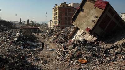 Turquía inició las labores de limpieza tras el terremoto que dejó al menos 40,000 muertos.