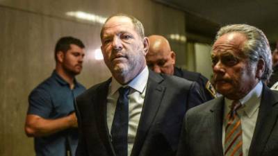 Harvey Weinstein camina junto a su abogado Ben Brafman hacia su audiencia el 11 de octubre en la Suprema Corte de Nueva York. AFP