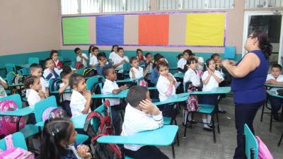 La educación prebásica se afianzó en todo el país, asegura la Secretaría de Educación. En la foto, niños de primera grado recitan junto con su maestra. Fotos: Jorge Monzón