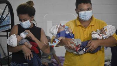 Greybi Maldonado e Isaac Enamorado, padres de los trillizos.