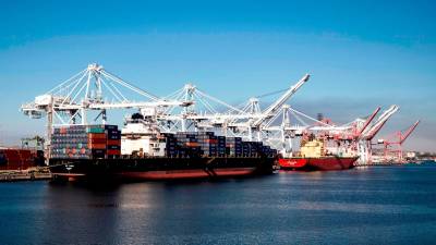 Crisis. El puerto de Long Beach en EE UU es uno de los más colapsados en ese país. EFE