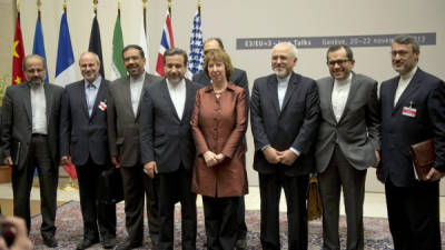 La jefa de la diplomacia europea, Catherine Ashton, junto al grupo de negociadores iraníes en Ginebra.