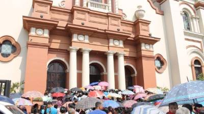 Los parroquianos de San Antonio de Cortés cuandoingresaban por la puerta santa en la catedral sampedrana.