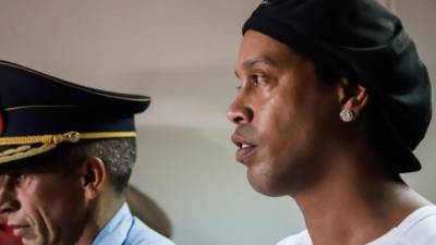 Ronaldinho Gaúcho se encuentra en prisión desde el pasado sábado en Paraguay luego de que fuera emitida una orden de prisión preventiva tanto para él como para su hermano Roberto por utilizar pasaportes falsos. Hoy han revelados fotos de la estadía del brasileño tras las rejas.