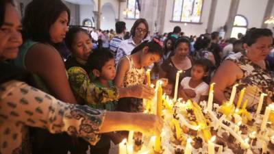 Miles de fervientes devotos llegan desde el interior del país a agradecer por los favores y milagros.