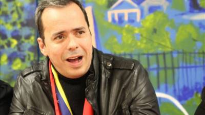 La ministra venezolana de Comunicación e Información, Delcy Rodríguez, publicó hoy la petición hecha a la Policía Internacional Interpol para que aprese al opositor Juan José Rendón, experto en propaganda electoral acusado de violencia de género.