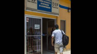 El joven llamando Gabriel deportado de EUA a su llegada al módulo de atención a niños migrantes repatriados no acompañados.