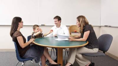 Además de las tradicionales reuniones es importante que los padres y docentes estén en constante comunicación a través de plataformas tecnológicas.