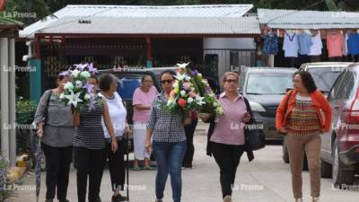 Mujeres llevan flores al velatorio del hermano de un magistrado de la Corte Suprema de Justicia (CSJ).