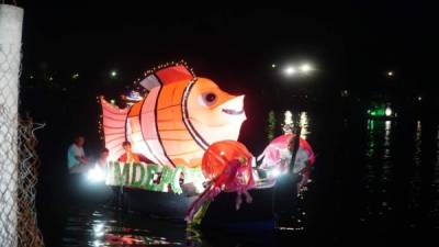 Las coloridas e iluminadas carrozas acuáticas fueron el atractivo central de la noche del sábado en Puerto Cortés.