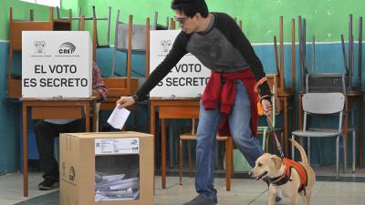 Los ecuatorianos votaron en un referendo para aprobar la extradición y otras propuestas del Gobierno de Noboa.