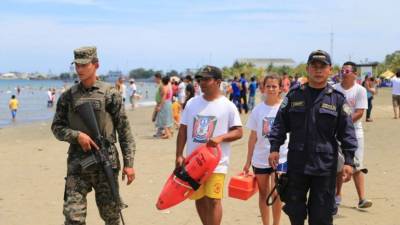 La Policía, militares y bomberos hace operativos.