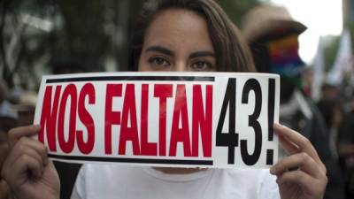 Joven con el 43, cifra de los desaparecidos. Foto: AFP/Yuri Cortez